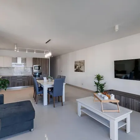 Luxe 3br Melliehabay Stunning Terrace By Homely *