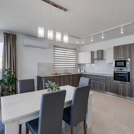 Luxe 3br Melliehabay Stunning Terrace By Homely